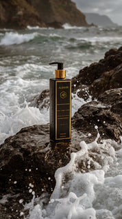 Al Bahri Keratine Shampoo op een rots aan zee